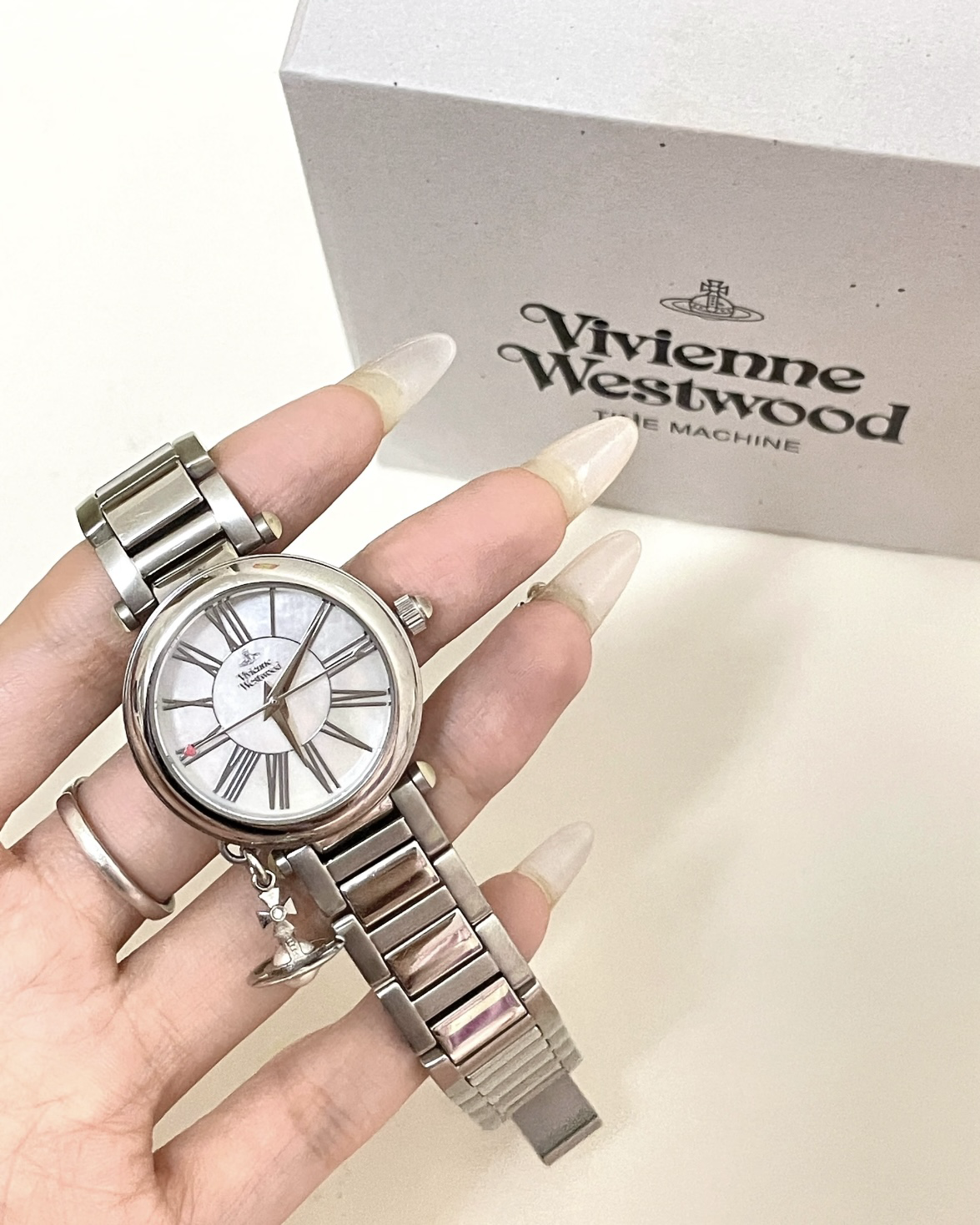 Vivienne Westwood 不锈鋼手錶 銀白色 防水 土星吊墜 石英機芯 西太后 薇薇安