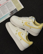NIKE AIR FORCE 1 檔檬黃 奶油小黃花 低筒休閑鞋 女鞋 IW2348-170
