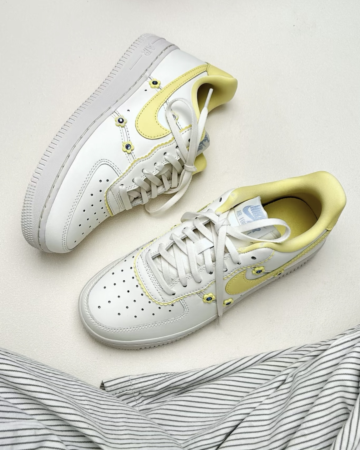 NIKE AIR FORCE 1 檔檬黃 奶油小黃花 低筒休閑鞋 女鞋 IW2348-170