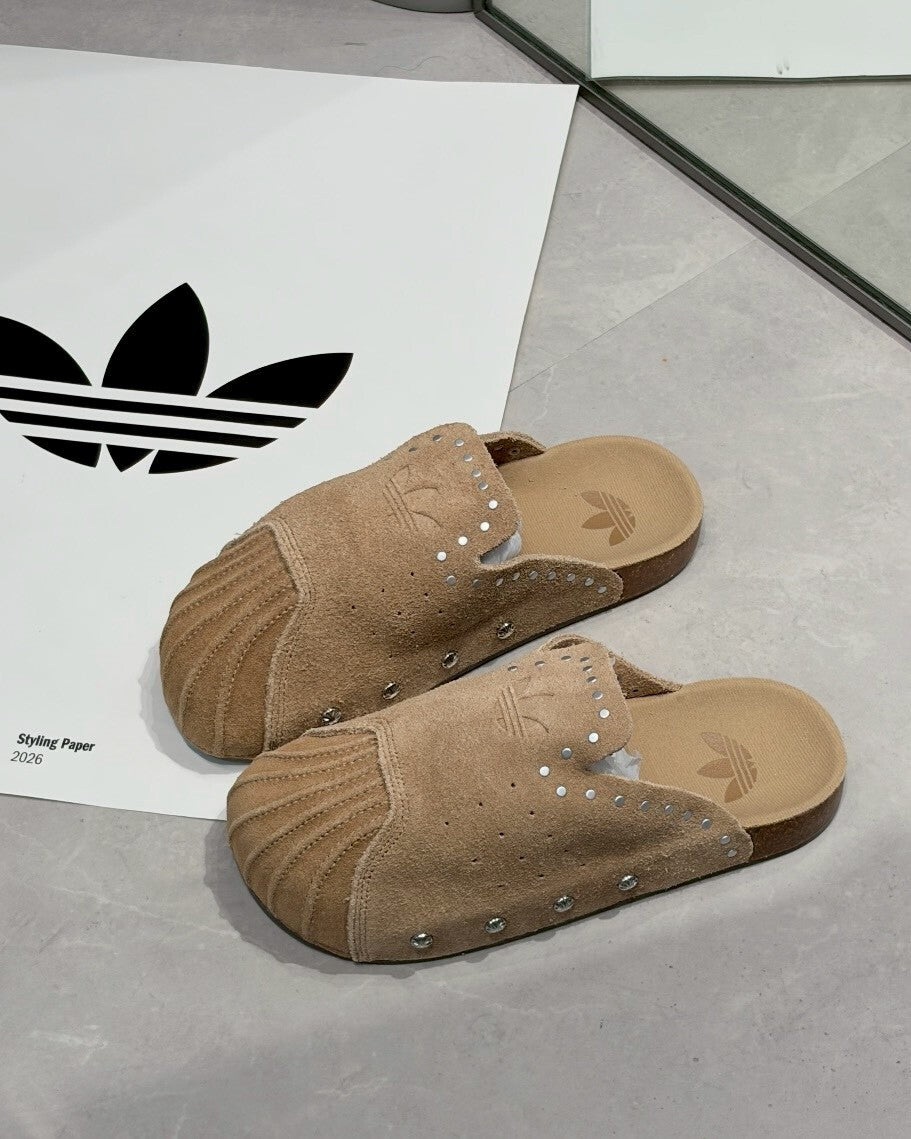 Adidas Original Adimule 卡其色钑釘鹿皮穆勒鞋勃肯鞋拖鞋懶人鞋包頭鞋男女鞋 KZ6604