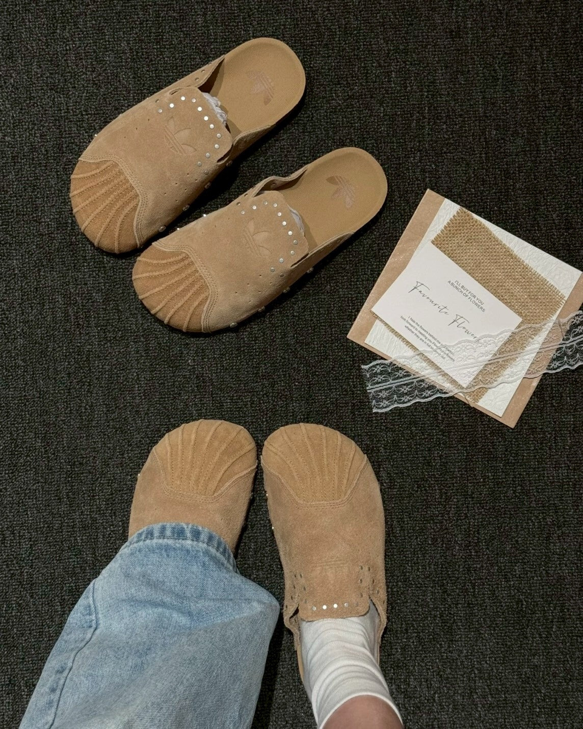 Adidas Original Adimule 卡其色钑釘鹿皮穆勒鞋勃肯鞋拖鞋懶人鞋包頭鞋男女鞋 KZ6604