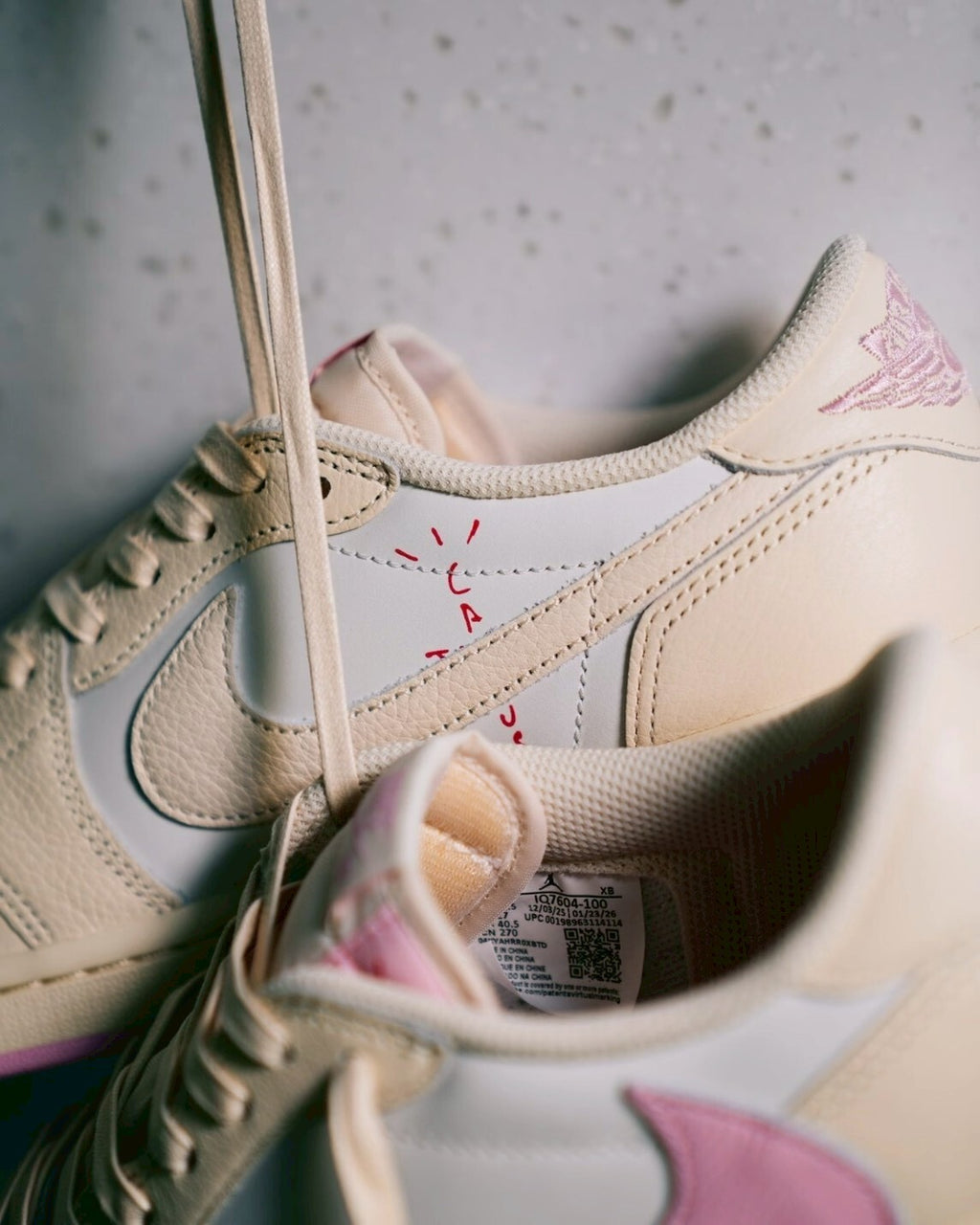 Nike AJ1 x Travis Scott 淺粉倒鉤米白粉聯名低筒休閑鞋男女鞋 IQ7604-100