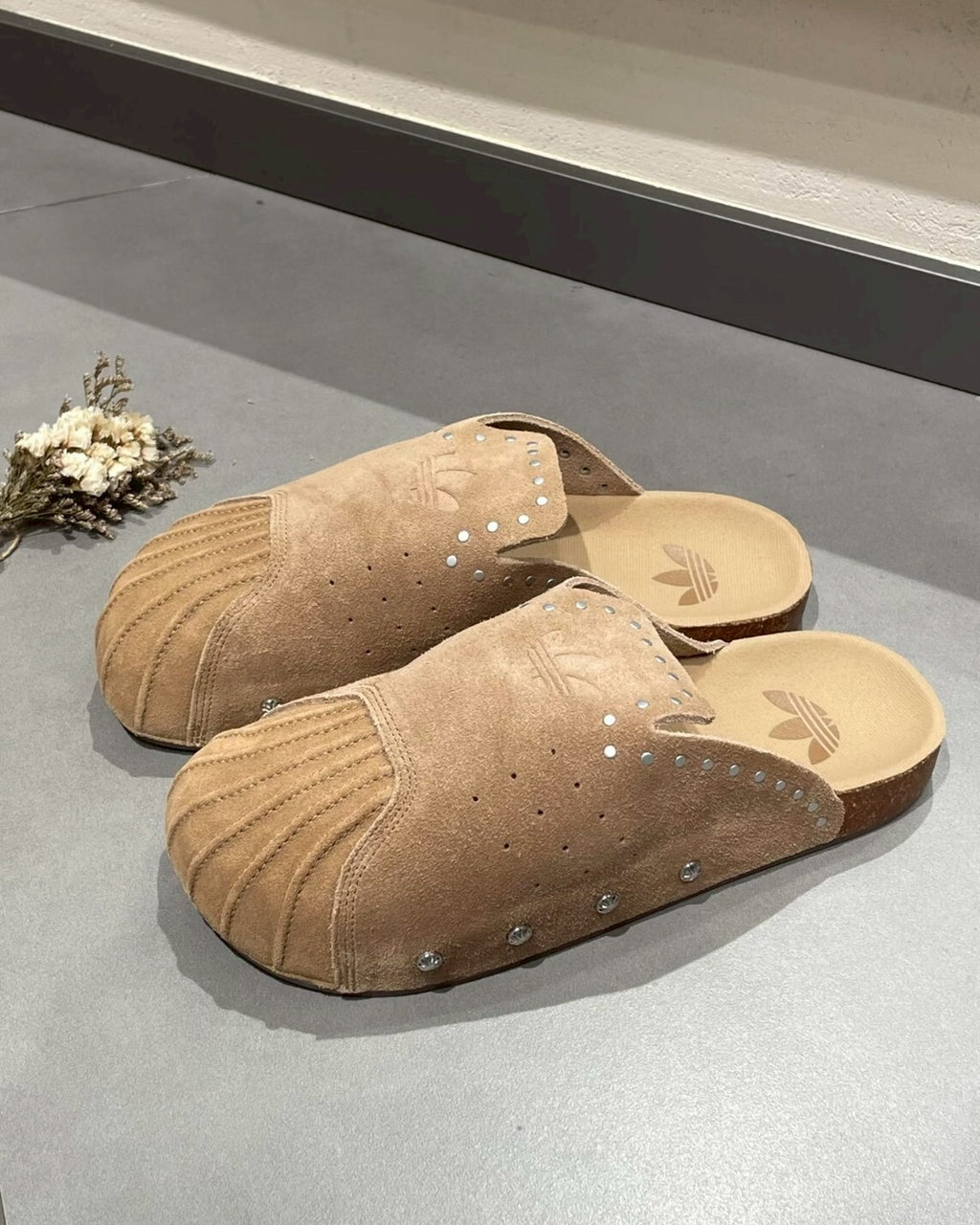 Adidas Original Adimule 卡其色钑釘鹿皮穆勒鞋勃肯鞋拖鞋懶人鞋包頭鞋男女鞋 KZ6604