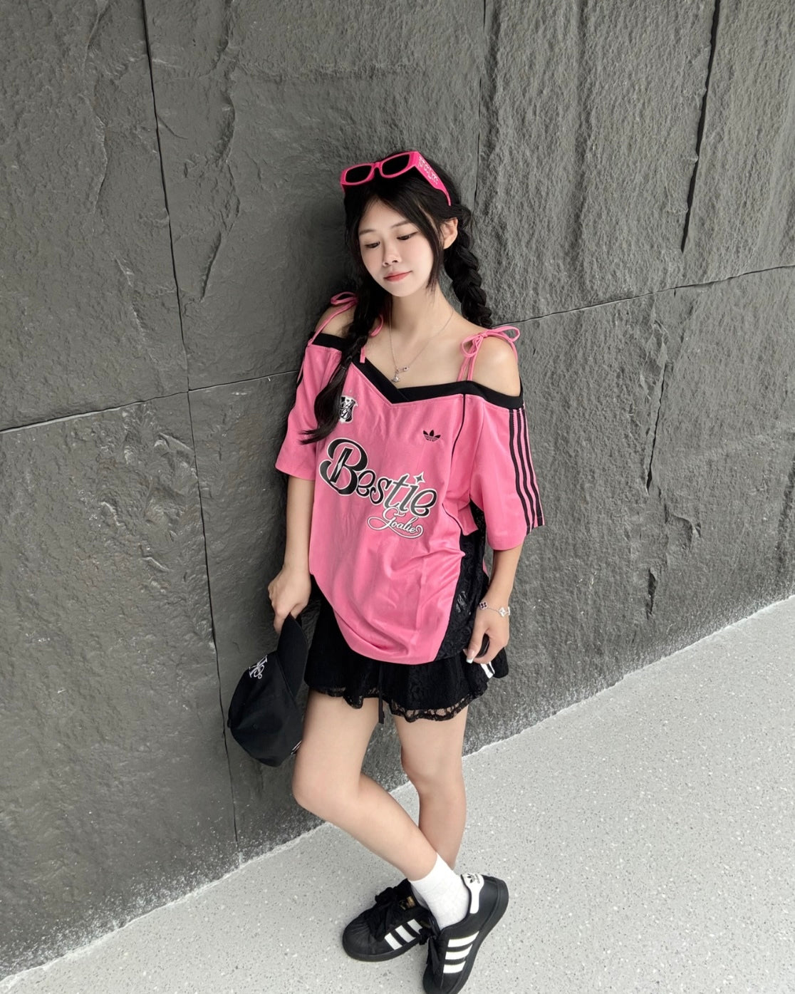 ADIDAS ORIGINALS 美式露肩吊帶蕊絲球衣寬鬆短袖上衣 深藍KU4756 玫瑰粉KU4757