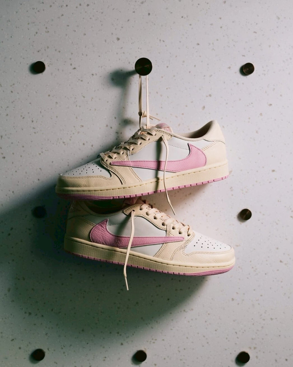 Nike AJ1 x Travis Scott 淺粉倒鉤米白粉聯名低筒休閑鞋男女鞋 IQ7604-100