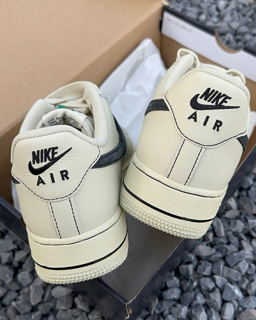 NIKE AIR FORCE 1 LOW 椰奶 米色 黑色 縫線 黑勾 復古 休閑鞋 HQ2037-200