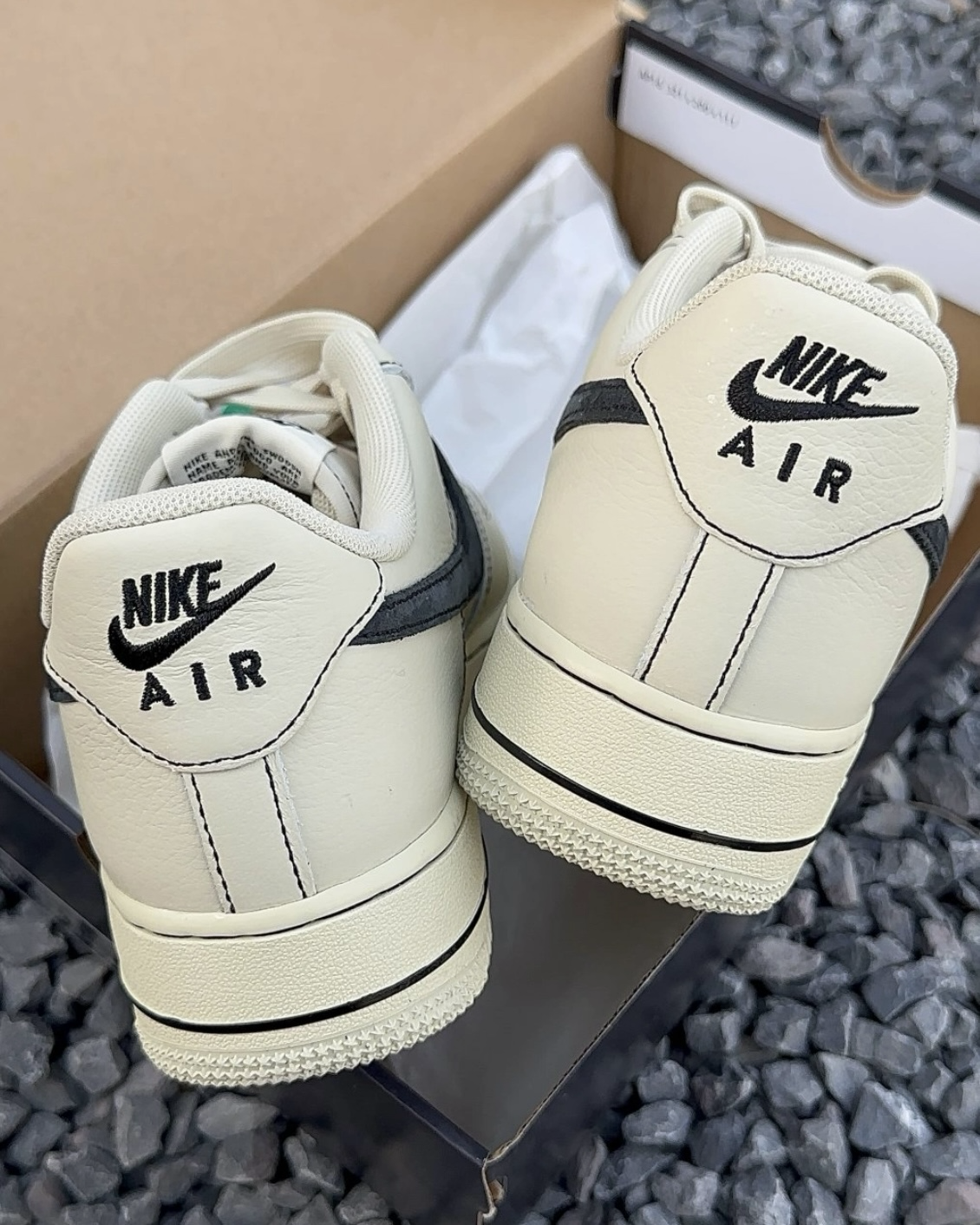 NIKE AIR FORCE 1 LOW 椰奶 米色 黑色 縫線 黑勾 復古 休閑鞋 HQ2037-200