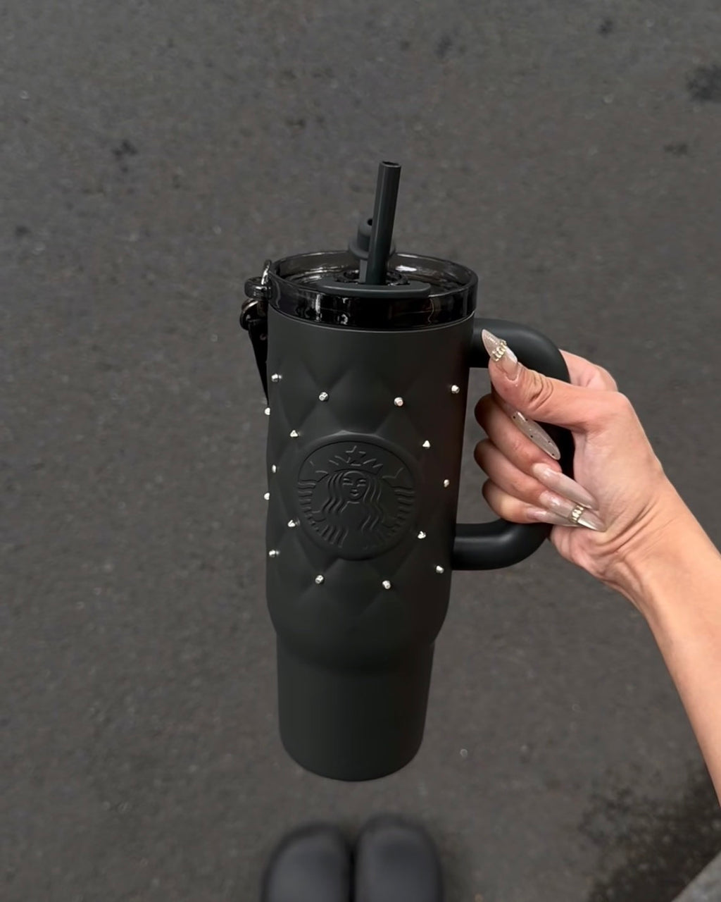 STARBUCKS 星巴克 龐克芭蕾系列 霧面啦光黑 鱈釘 星星 吸管杯 配金屬挂鏈 920ML