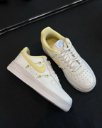 NIKE AIR FORCE 1 檔檬黃 奶油小黃花 低筒休閑鞋 女鞋 IW2348-170