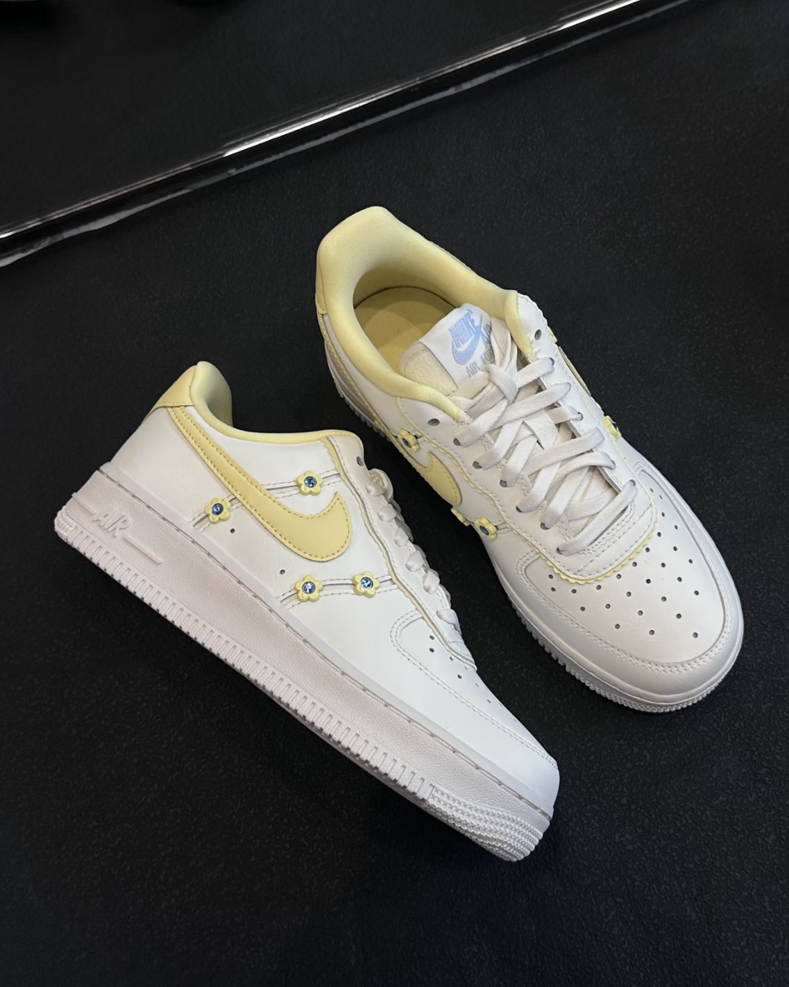 NIKE AIR FORCE 1 檔檬黃 奶油小黃花 低筒休閑鞋 女鞋 IW2348-170