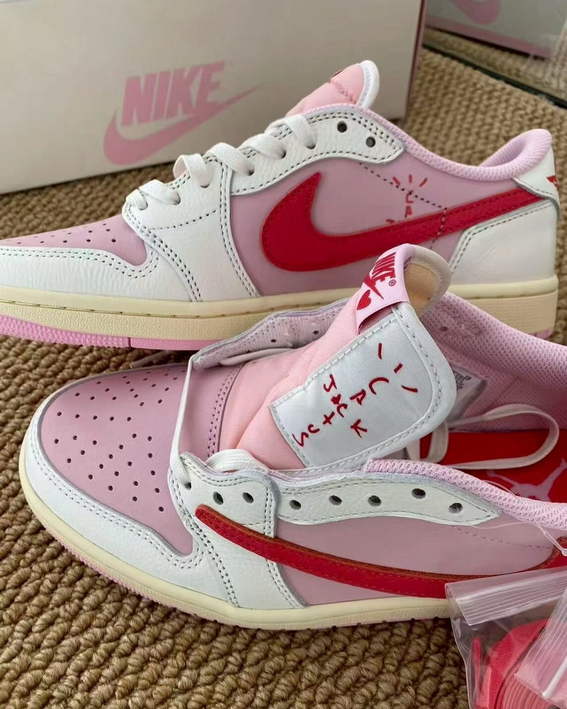 Nike AJ1 x Travis Scott 紅粉倒鉤桃粉色聯名低筒休閒鞋男女鞋 IQ7604-101