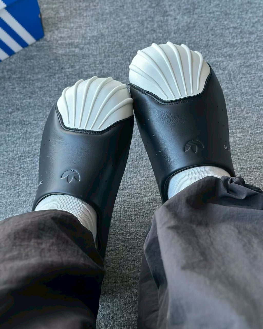 Adidas Original Adimule 黑白撞色貝殼頭皮革勃肯鞋拖鞋懶人鞋包頭鞋男女鞋 LC0411