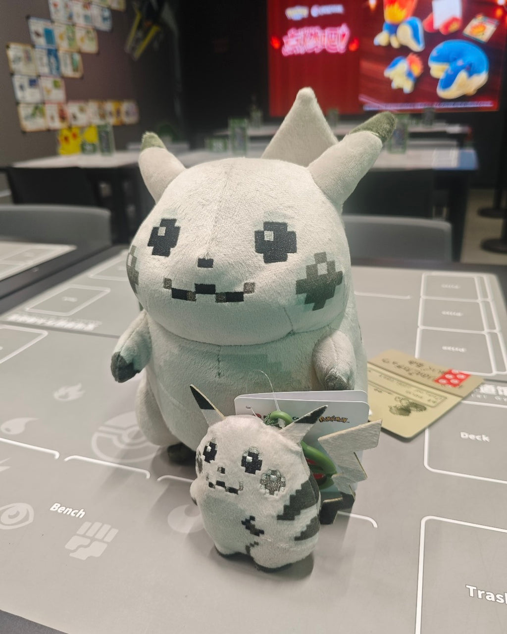 Pokémon Center 像素皮卡丘娃娃與吊飾｜商品圖片 8