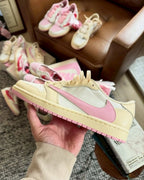 Nike AJ1 x Travis Scott 淺粉倒鉤米白粉聯名低筒休閑鞋男女鞋 IQ7604-100