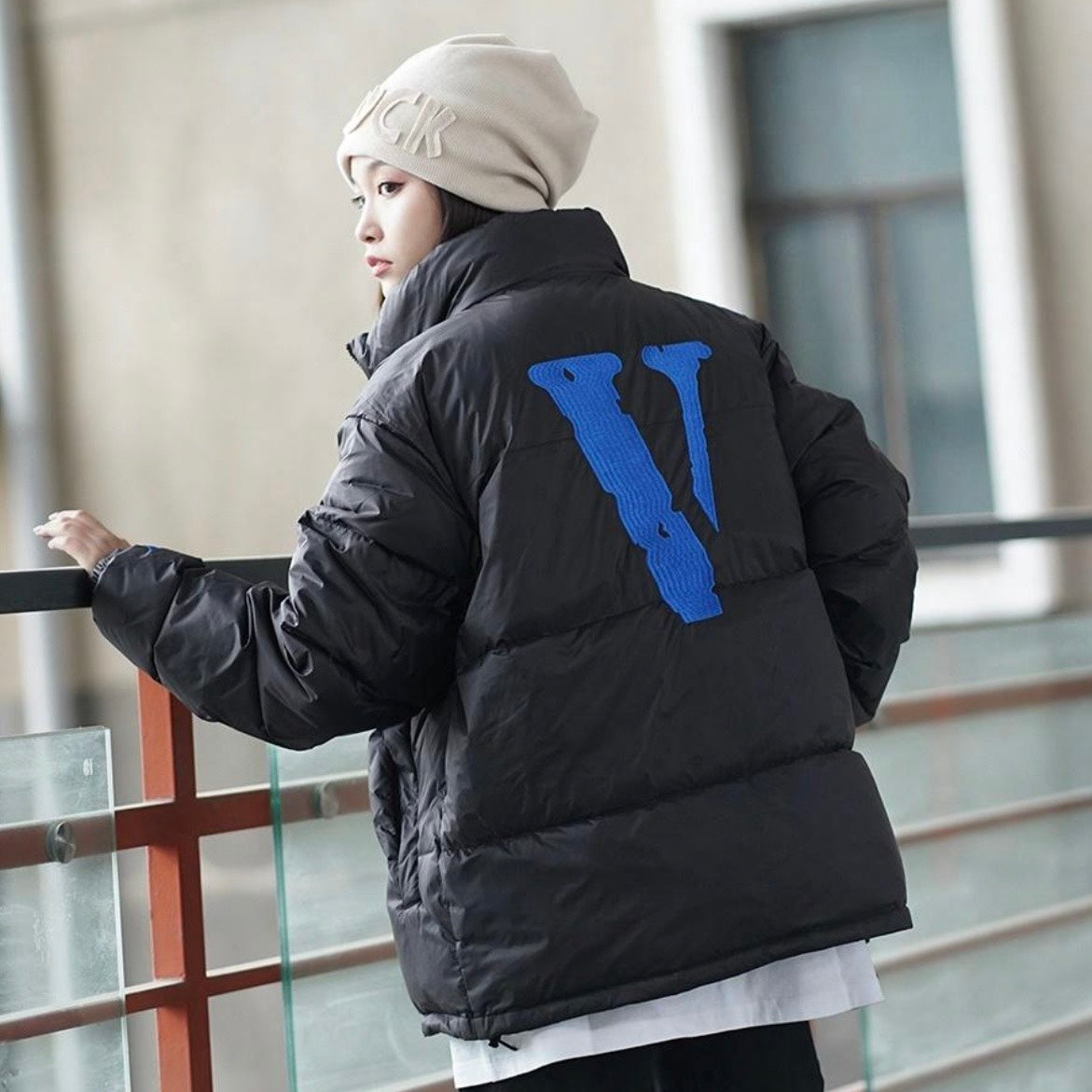 VLONE羽絨外套 背後大V VLCT21002黑蓝（現貨）