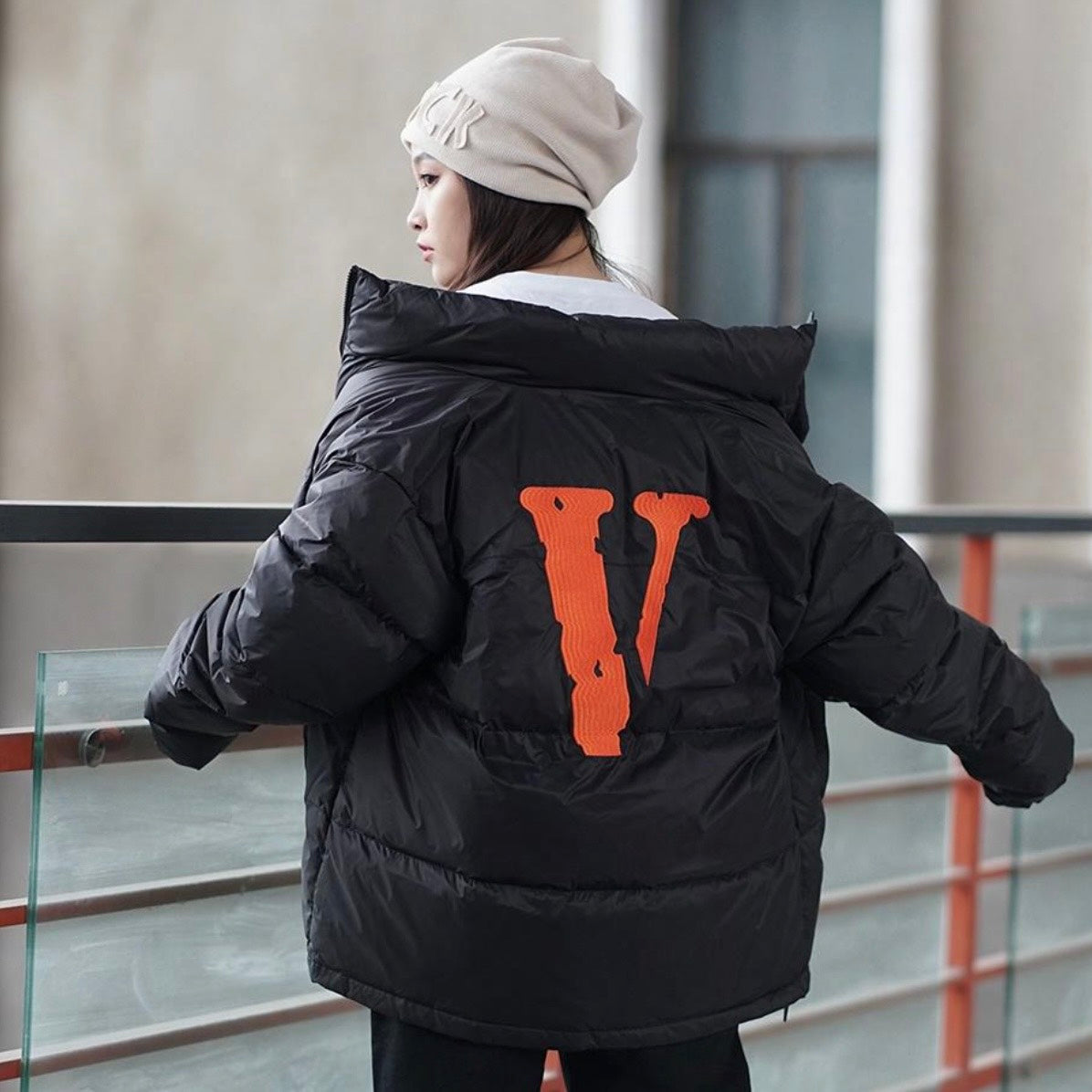VLONE羽絨外套 背後大V VLCT21002黑橙（現貨）