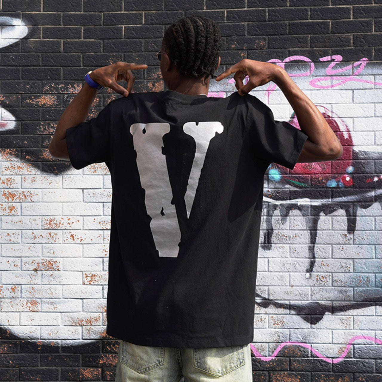 VLONE TEE 短袖 FRIENDS- 款 VLTE2109BK（現貨）