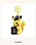 Pokémon TCG 硬幣展示皮卡丘娃娃吊飾｜Pokémon Center 官方商品圖 1