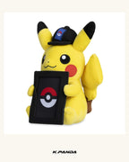 Pokémon TCG 卡牌展示皮卡丘娃娃｜Pokémon Center 官方商品圖 1