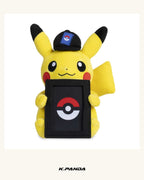Pokémon TCG 卡牌展示皮卡丘娃娃｜Pokémon Center 官方商品圖 2