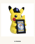 Pokémon TCG 卡牌展示皮卡丘娃娃｜Pokémon Center 官方商品圖 3