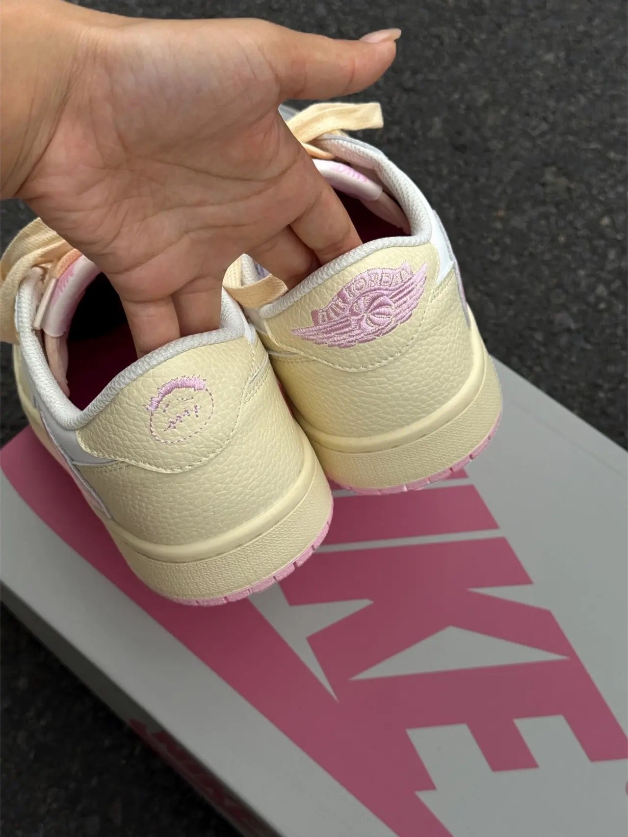 Air Jordan 1 Low OG × Travis Scott Shy Pink 粉倒鉤 IQ7604-100
